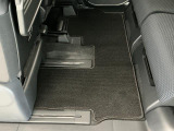 しっかりと汚れ、砂ぼこりを落とし足元まで清潔な車内空間を作り上げております♪