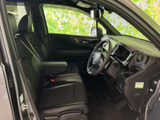 運転席まわりは前方から左右まで見渡しやすく、乗り降りの際も座席へ自然にアクセスできます。シートとアームレストを備えた室内は落ち着いた雰囲気で、日常の移動を快適に過ごせる空間です。
