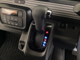 CVT車のセレクトレバーです。低速から高速まで、変速ショックのないスムーズな走りを実現するとともに、エンジン効率のよい領域を維持することで燃費にも貢献します。