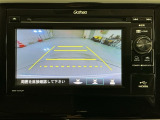 リバースギアに入れるだけで後方の表示へ切り替わります。夜間や雨の日の駐車も楽になりますよ。