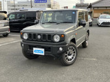 角型のボディに丸型のライトと力強いバンパーを組み合わせ、親しみやすさと頼もしさを感じるフロントまわりです。落ち着いたボディカラーも魅力です。