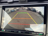 画面に後方の映像と距離の目安となるガイド線が表示され、駐車時の周囲確認をサポート。バック時の目安として活用でき、日々の駐車をよりスムーズに行えます。