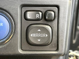 【電動格納ミラー】サイドミラーは電動格納式となっており、狭い駐車場でもキズがつくリスクを抑えられます。