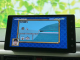 テレビ映像を画面で視聴できる装備です。お出かけ先での待ち時間など、停車中に映像を楽しみたい場面で活用できます。画面表示が見やすく、車内で過ごす時間の楽しみが広がります。