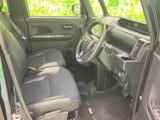 運転席まわりは前方への見通しがよく、座った状態で周囲を確認しやすいレイアウトです。シートや足元もすっきりまとまり、毎日の移動に使いやすい空間です。