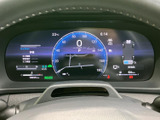 速度やシフト位置、燃料残量などの情報が集約され、運転中も必要な表示を確認しやすいレイアウトです。視線を向けた際に状況を把握しやすく、日々の運転を支えます。