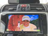 テレビ番組を表示できる画面を備えており、停車中に映像を視聴して過ごせます。画面上で表示内容を確認できるため、お出かけ先での休憩時間などにも活用しやすい装備です。