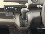 CVT車のセレクトレバーです。低速から高速まで、変速ショックのないスムーズな走りを実現するとともに、エンジン効率のよい領域を維持することで燃費にも貢献します。