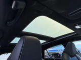 【調光パノラマルーフ】車内の解放感が一気に上がる大型パノラマルーフに調光機能がプラス!日差しが強い時、シェードを閉めなくてもガラスの透明度を調整することで心地よい明るさに♪