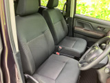 ゆったりとした形状の前席は、運転席と助手席それぞれにヘッドレストを備えています。落ち着いた色合いのシートと広い窓で、乗り降り後も視界が開けています。