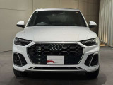 ●一目でAudiとわかる特徴的なシングルフレームグリル・LEDランプ。精悍なフロントマスクからAudiのスマートで上品なブランドを連想させてくれます。女性にも大変ご好評頂いております。