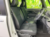 座り心地の良いシートが、長時間の運転でも疲れを軽減。広々とした室内空間で、快適なドライブを楽しめます。上質な空間をご提供します。