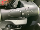 レバー上の表示から各種灯火類の設定を確認でき、運転席から手元で操作しやすい位置にあります。表示がまとまっているため機能を把握しやすく、昼夜の移動など日常のさまざまな場面で便利です。