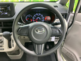 握りやすい形状で手になじみやすく、運転姿勢を保ちながら前方に集中しやすいステアリングです。左右に配置されたスイッチも視認しやすく、日々の運転を支えてくれます。