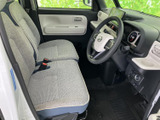 明るい色合いのシートとドア内張りで、運転席まわりはすっきりとした印象です。前方の視界も広く感じられ、毎日の運転や乗り降りを快適に過ごせます。