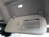運転席側のサンバイザーを開けると、鏡がついております!お出かけ前の身だしなみのチェックもばっちりです!
