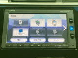 画面にはCD、FM、AM、ワンセグ、iPod、SDの選択肢が表示され、目的に応じて音源を選べます。画面下部に電話や設定、ルートの項目もまとまり、タッチ操作で機能を探しやすい構成です。