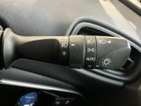 レバーには各種マークが見やすく表示され、必要な操作を手元で確認できます。運転席から手を伸ばしやすい位置にあり、表示を見ながら扱える分かりやすい設計です。