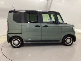 狭い駐車場でも、スライドドアならチャイルドシートへのお子さまの乗降や荷物の積載もスムーズ。とても便利な【両側電動スライドドア】ドアハンドを少し引くだけでリアドアが自動開閉します。