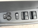 【電動格納ミラー】サイドミラーは電動格納式となっており、狭い駐車場でもキズがつくリスクを抑えられます。