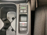 セレクトレバーの下に電子制御パーキングブレーキがあります。スイッチひとつで、停車した地点の傾斜などをシステムが検知・判断してブレーキ力を自動的に制御し、しっかり停車できるパーキングシステムです。