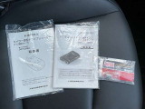 メンテナンスノートおよび備え付けのカギの画像になります。これまでの点検・整備履歴が確認できるメンテナンスノートが揃っており、車両の管理状況が分かりやすくなっています。