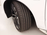 5-Vスポーク8.5J&times;21インチダイヤモンドカット/グロッシーブラック タイヤサイズは255/40R21になります