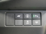 【シートヒーター】 雨の日などの冷えた車内でも、シートから冷えた体をじんわりと暖めてくれます。