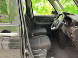 前席まわりは足元にゆとりが感じられ、乗り降りもしやすい開口部です。運転席と助手席の様子が見渡せ、日々の移動でも落ち着いて過ごせる空間です。