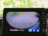 後方の様子を画面で確認しながら駐車でき、車庫入れや切り返しの際に周囲を把握する助けになります。目安線も表示され、駐車時の確認をサポートします。
