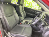 ゆとりを感じる前席は、座面と背もたれに身体を預けやすい形状です。運転席と助手席の間にはアームレストや収納スペースがまとまり、乗り降りの際も車内全体をすっきりと感じていただけます。