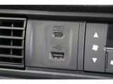 USBジャックも搭載。車内で音楽再生だけではなくスマートフォン等の機器へ充電可能です♪