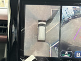 後方の映像に加えて車両を上から見た表示も確認でき、周囲との位置関係を把握する際に便利です。ガイドラインも表示され、駐車や後退時の安全確認をサポートします。