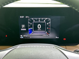 速度やシフト位置、燃料残量などの情報が中央の画面にまとまり、運転席から確認しやすい表示です。必要な情報をひと目で把握しやすく、日々の運転をサポートします。
