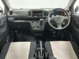 【インパネ】運転のしやすさを最優先に設計された見晴らしの良いフロントビュー。車両間隔が掴みやすく狭い道でも安心♪「安全」と「品質」を最優先に、安心してお乗りいただけるクルマを提供いたします。