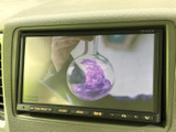 停車中にテレビ番組などの映像を視聴でき、待ち時間も車内でゆったり過ごせます。画面から映像コンテンツを楽しめる装備で、お出かけ先での休憩時にも活用いただけます。
