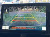 後退時には車両後方の映像と目安線を画面に表示し、駐車位置や周囲を確認する際に便利です。目視での安全確認とあわせて、車庫入れをサポートします。