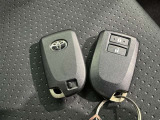 スマートキーをポケットやバッグに携帯していれば、キーを取り出すことなくドアハンドルを握り解錠、ドアハンドルのセンサーに触れるだけで施錠できます。
