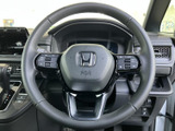 手に取りやすい形状のステアリングに、左右それぞれスイッチがまとまっています。運転姿勢のまま各種操作へ手を伸ばしやすく、表示も確認しやすいため、日常の運転で便利に活用できます。