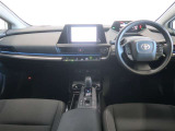 洗練されたデザインのインパネが、車内空間に上質な印象を演出。操作系がすっきりとまとめられ、運転中も視線移動が少なく快適です。