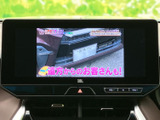 画面でテレビ番組を視聴できる装備です。停車中の休憩時間や待ち合わせの合間に映像を楽しめるので、車内で過ごすひとときにも活用いただけます。視聴時は周囲の安全にもご配慮ください。