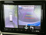 周囲の映像に加えて目安となるラインも表示され、駐車時に車両後方や周辺の様子を確認しやすい画面です。車庫入れや狭い場所での取り回しをサポートし、周囲への注意を促してくれます。