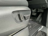 電動パワーシートです。 高級車によく付いてますね。 ポジションを細かく調整、出来るので長時間の運転もリラックスして出来ちゃいますね。