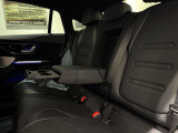 メルセデスのシートは少し硬めになっております。長時間の運転の際、適度な反発があることでお尻や腰の負担を減らす効果が御座います。