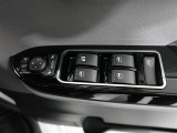 運転席のパワーウインドスイッチで全席窓の開閉・ロック操作ができます。