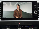 テレビ番組を画面で視聴でき、停車中の待ち時間も車内で過ごしやすくなります。画面には番組が表示され、手元のボタンから操作できる仕様です。お出かけ先での休憩時にも活用いただけます。