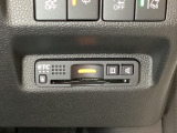 ハンドルの右下にETCがついています。高速道路の料金所の通過も楽々です!。 カードの取り出しもしやすい場所についています。