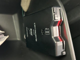 【ETC】有料道路を利用する際に料金所で停止することなく通過できる、ETC車載器(ノンストップ自動料金収受システム機器)が装備されています。セットアップを行うことで利用可能になります。