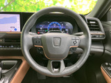 手元には複数のスイッチが配され、運転姿勢を保ちながら各種機能を扱いやすい構成です。メーターや画面とあわせて、必要な情報や操作を確認しやすくまとめています。
