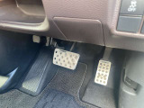 足元にはスポーツペダルを装備。アクセル・ブレーキペダルにスポーティなデザインを採用し、運転席まわりの質感を高めるアクセントになっています。